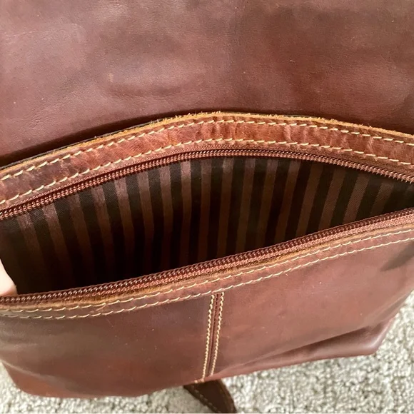 Jack Georges voyager brown leather cross body bag. Adjustable strap. Like New! - Picture 6 of 8